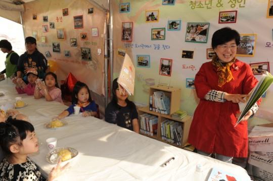 제3회 책 읽는 송파 북 페스티벌 행사에 지원금을 후원하였습니다.