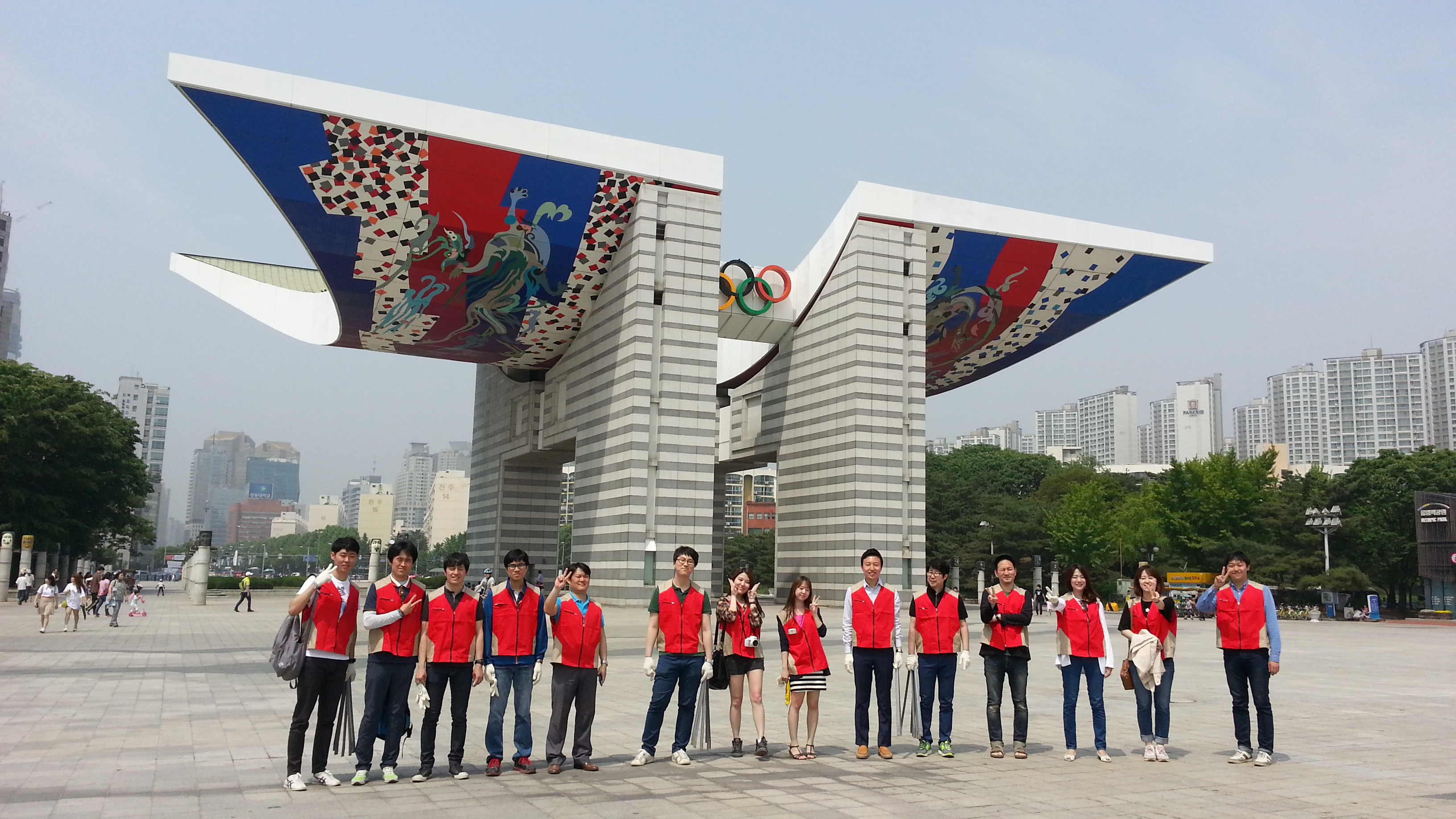 올림픽공원 주변 환경을 위해 임직원들이 함께 청소대회를 진행하였습니다. 