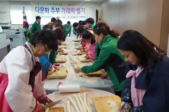 송파구 새마을부녀회 주관「다문화주부 가래떡 썰기」행사에  백미10kg 100포를 지원하였습니다.
