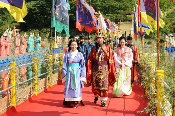 송파 역사문화축제인‘2016 한성백제문화제’ 
행사에 지원금을 후원하였습니다. 
