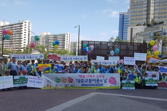 7월 '대중교통 이용의 날'을 맞아 송파구민 및 환경단체 등 100여명이 참여한 캠페인에 도넛 및 음료를 지원하였습니다. 