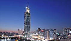 The construction of Lotte World Tower reached Level 100 March 24, 2015