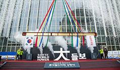 LOTTE WORLD TOWER Ridgepole Raising Ceremony in December 22, 2015